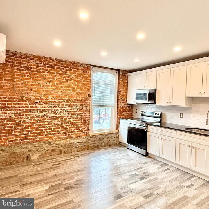 13 N 4th Ave in Royersford, PA - Building Photo