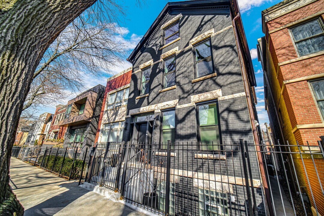 1817 N Honore St in Chicago, IL - Building Photo