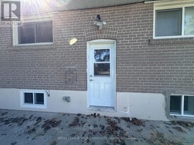 145 Harrison Dr in Newmarket, ON - Building Photo