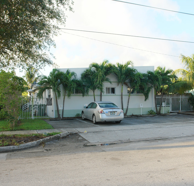 560 NE 68th St in Miami, FL - Foto de edificio - Building Photo