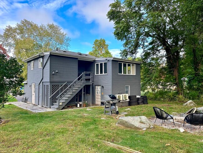 36 Tuxis Rd in Madison, CT - Building Photo - Building Photo