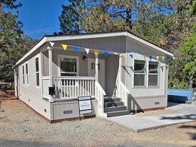 824 S 1st St in Dunsmuir, CA - Building Photo