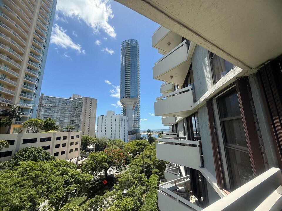 2501 Brickell Ave in Miami, FL - Building Photo