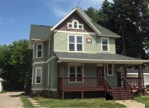 712 Scott Ave in Oshkosh, WI - Foto de edificio - Building Photo