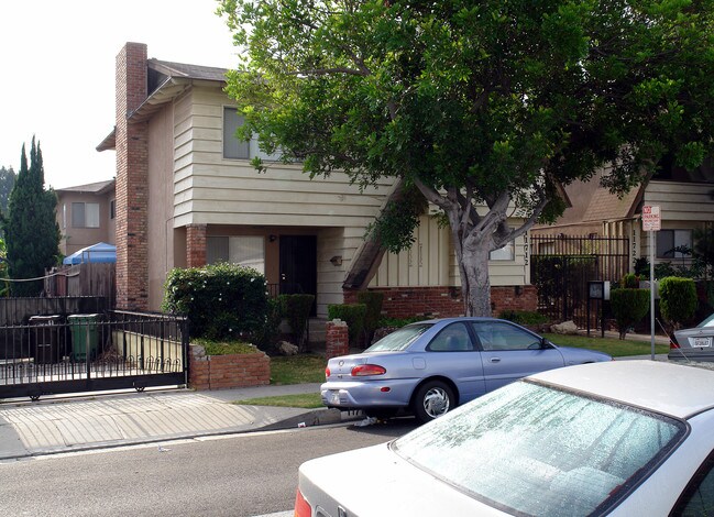 11712 Eucalyptus Ave in Hawthorne, CA - Building Photo - Building Photo