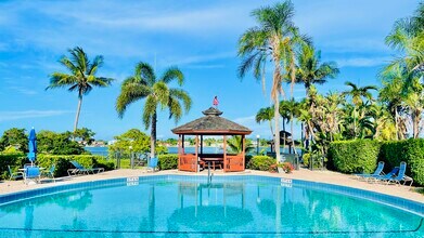 104 Half Moon Cir-Unit -B3 in Hypoluxo, FL - Foto de edificio - Building Photo