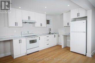 323 Huntsmill Blvd in Toronto, ON - Building Photo - Building Photo