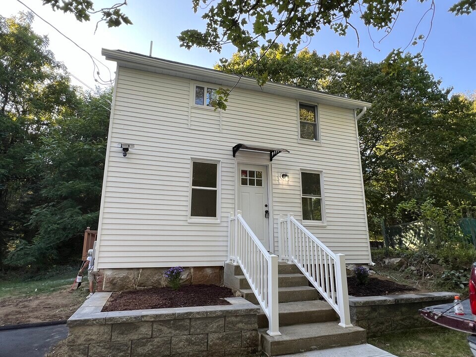 46 Morgan St in Stonington, CT - Building Photo