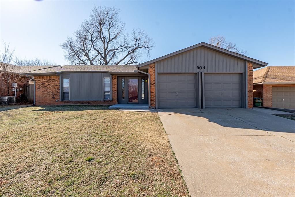 904 Oakwood Dr in Yukon, OK - Building Photo
