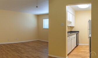 Diplomat Apartments in Austin, TX - Building Photo