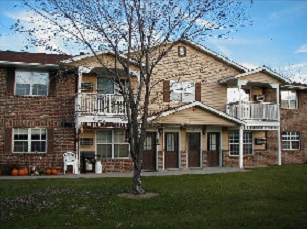 Colonial Court Apartments in West Bend, WI - Building Photo