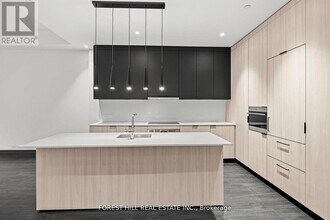 2 Avenue Rd in Toronto, ON - Building Photo - Building Photo