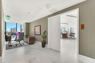 5500 Island Estates Dr in Aventura, FL - Foto de edificio - Building Photo