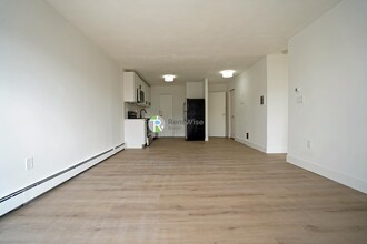 745 E 6th St, Unit 19 in Boston, MA - Foto de edificio - Building Photo