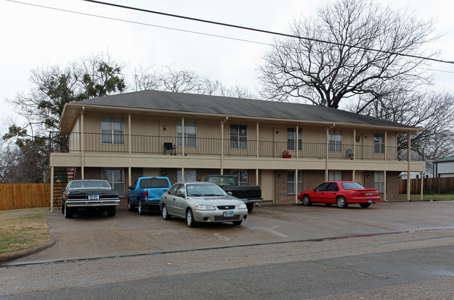 295 S Sherman St in Ennis, TX - Building Photo - Building Photo