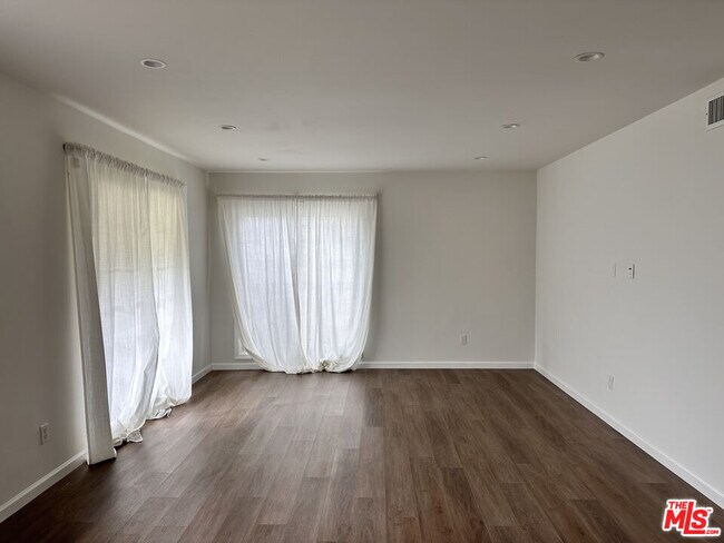 1104 S Hudson Ave in Los Angeles, CA - Building Photo - Building Photo