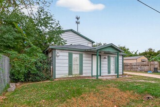 105 Clear Lake Rd in Highlands, TX - Building Photo - Building Photo