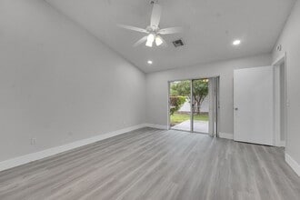 13048 Meadowbreeze Dr in Wellington, FL - Foto de edificio - Building Photo