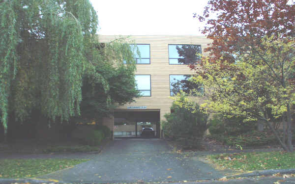 9227 Woodlawn Ave N in Seattle, WA - Building Photo