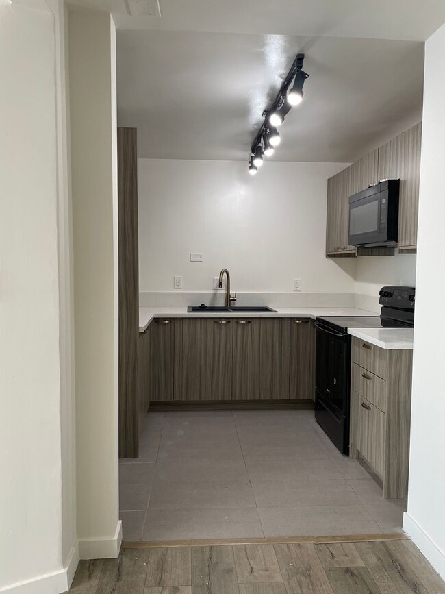 7347 Haskell Ave, Unit 201 in Los Angeles, CA - Building Photo - Building Photo