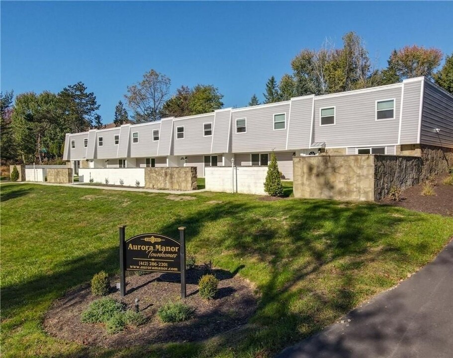 2207 Aurora Dr in Pittsburgh, PA - Building Photo