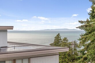 15010 Roper Ave in White Rock, BC - Building Photo - Building Photo