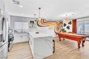 425 Golden Valley Dr in Henderson, NV - Building Photo