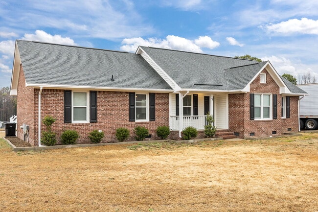 38 Hallmark Dr in Spring Lake, NC - Building Photo - Building Photo