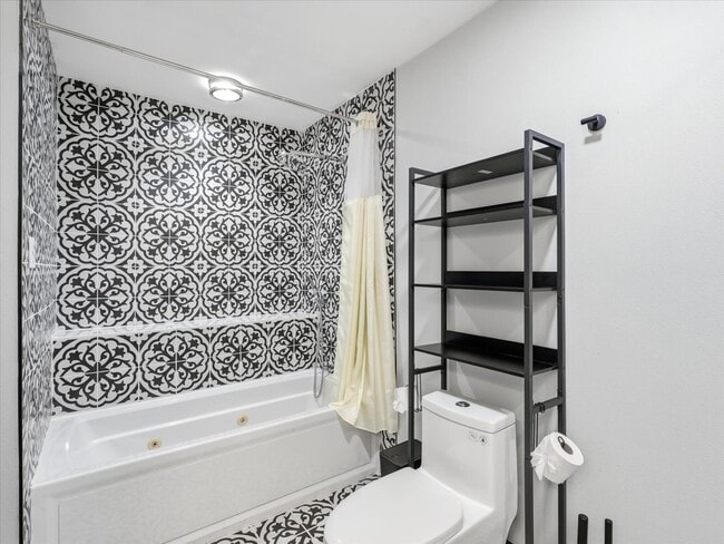 7010 Lakeshore Dr in Rowlett, TX - Building Photo - Building Photo