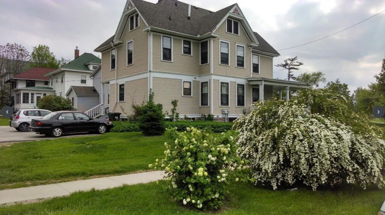 106 S Dodge St in Iowa City, IA - Building Photo