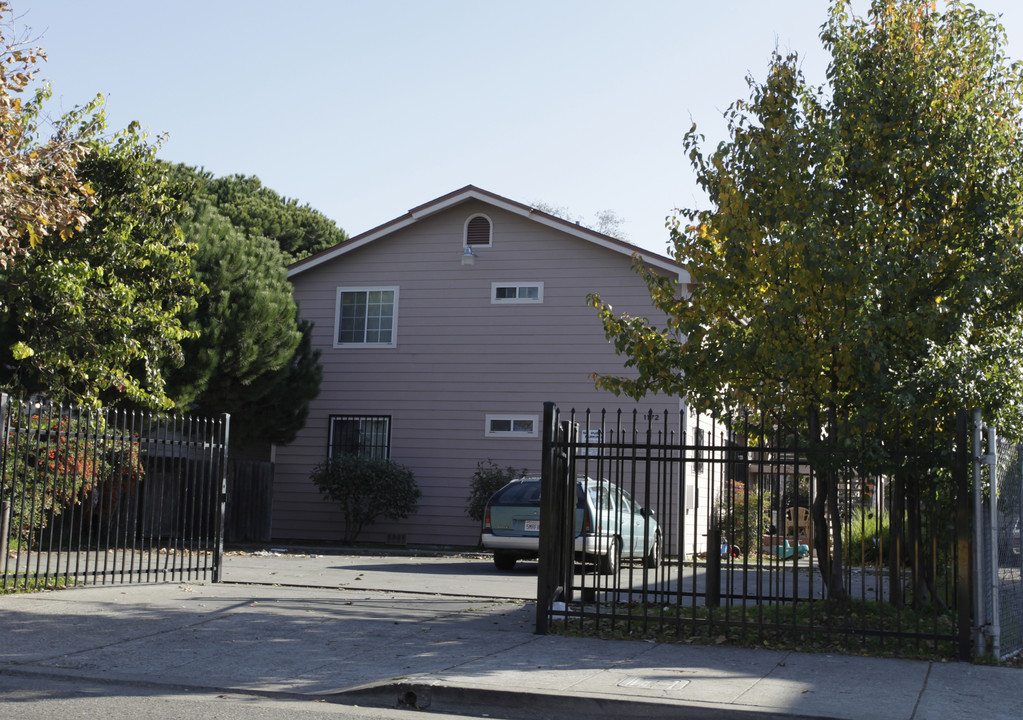 1172 98th Ave in Oakland, CA - Building Photo