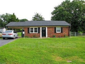 1604 Bainbridge Rd in Kernersville, NC - Building Photo