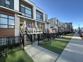 45150 Thomas Rd in Chilliwack, BC - Building Photo