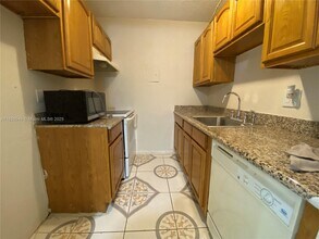 2607 NW 39th Terrace in Lauderdale Lakes, FL - Building Photo - Building Photo