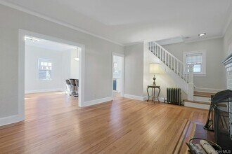 10 Robins Rd in New Rochelle, NY - Building Photo - Building Photo