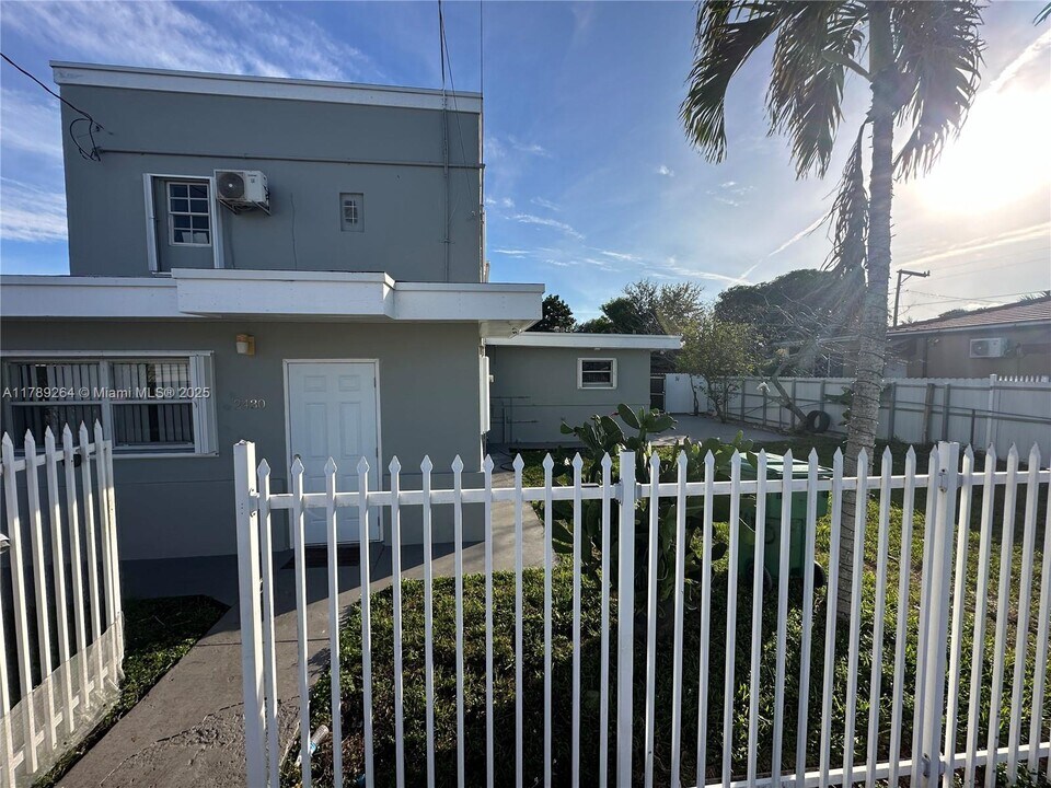2430 NW 26th St in Miami, FL - Building Photo