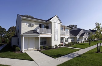 Fairfield Maples at North Lindenhurst in Copiague, NY - Foto de edificio - Building Photo