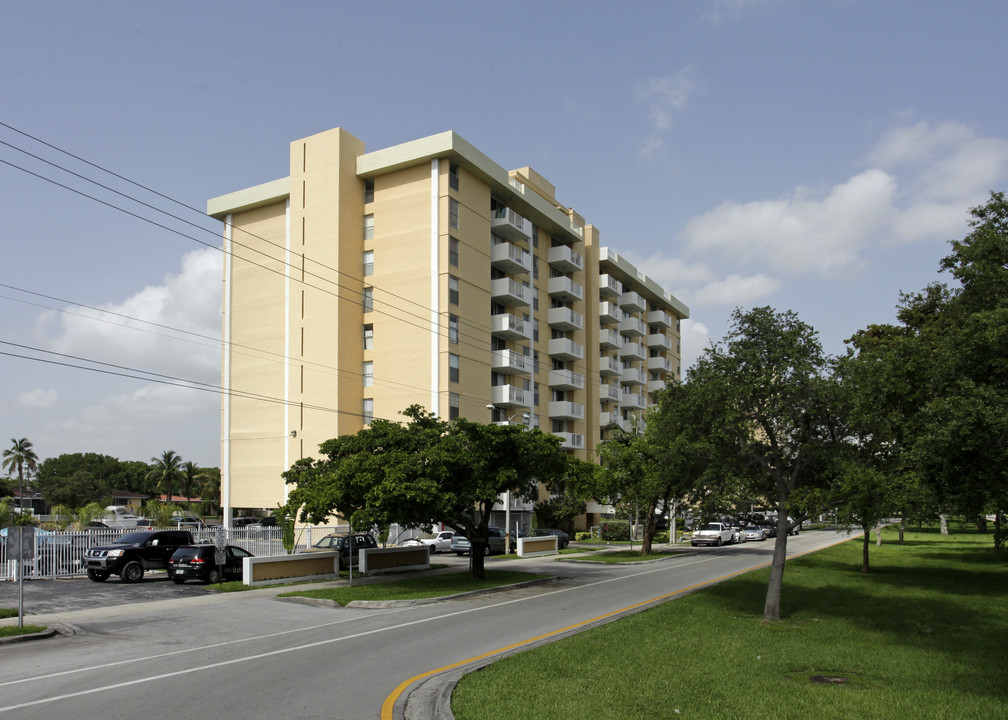 Keystone Towers in North Miami, FL - Building Photo