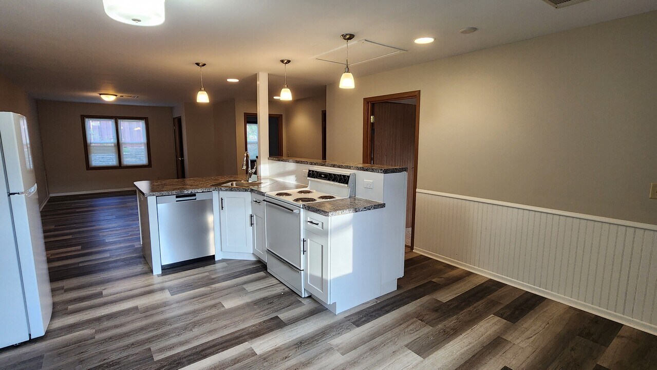 538 Woodridge Ct, Unit 2 in Menomonie, WI - Foto de edificio