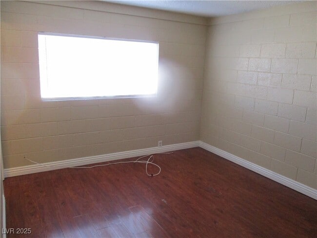 property at 2933 E Elm Ave