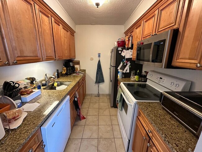 566 Commonwealth Ave in Boston, MA - Building Photo - Building Photo