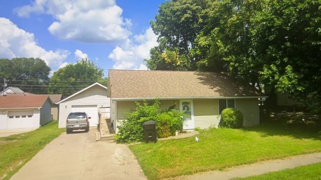 property at 1005 E Main St