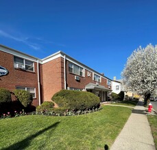 Essex Gardens in Hackensack, NJ - Foto de edificio - Building Photo