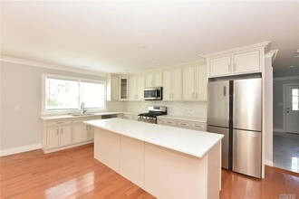 10 Dunes Ln in Port Washington, NY - Building Photo - Building Photo