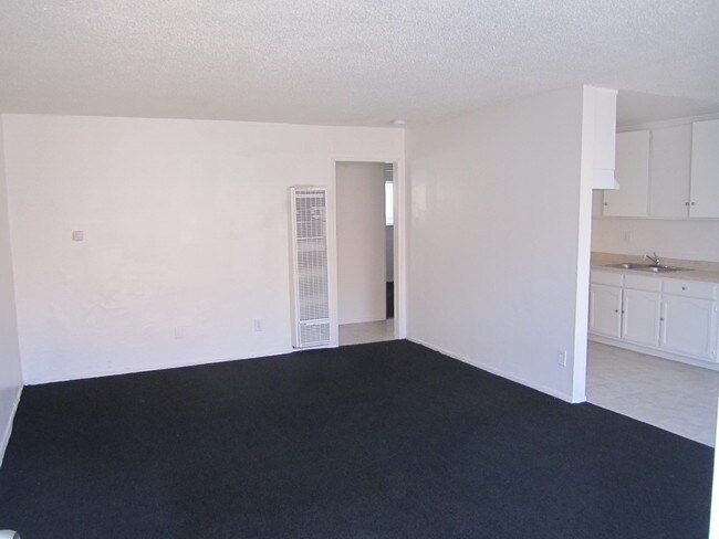 912 W 69th St in Los Angeles, CA - Foto de edificio - Interior Photo
