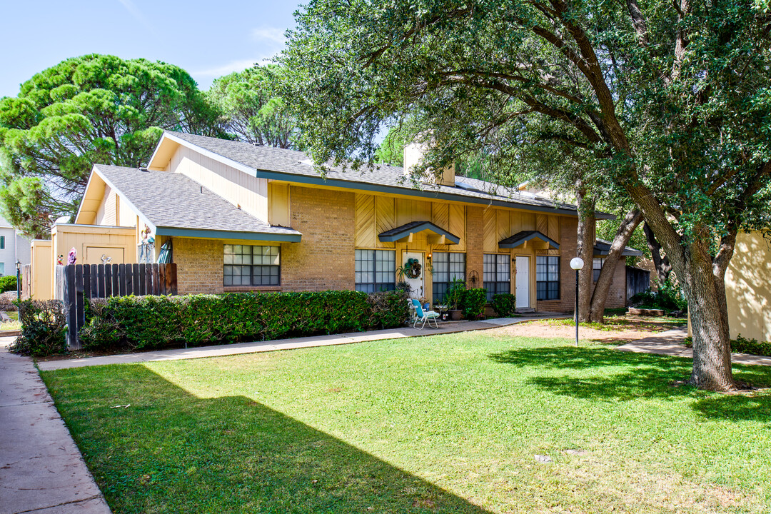 Oakwood Manor Condominiums in Odessa, TX - Building Photo