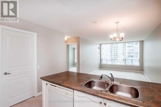 9017 Leslie St in Richmond Hill, ON - Building Photo - Building Photo