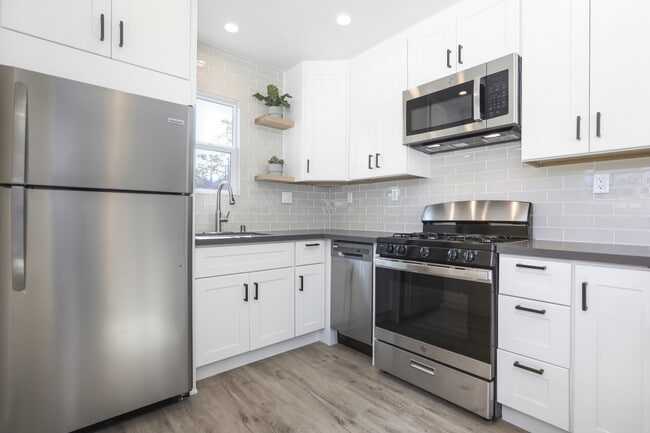 3208 Larissa Dr in Los Angeles, CA - Building Photo - Building Photo
