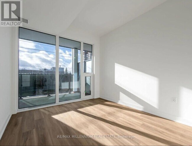 1 Fairview Rd E in Mississauga, ON - Building Photo - Building Photo