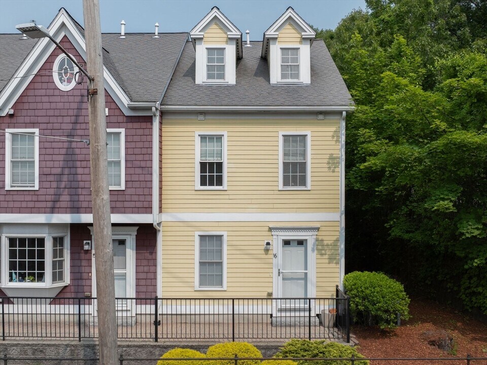 40 Brattle St in Arlington, MA - Foto de edificio
